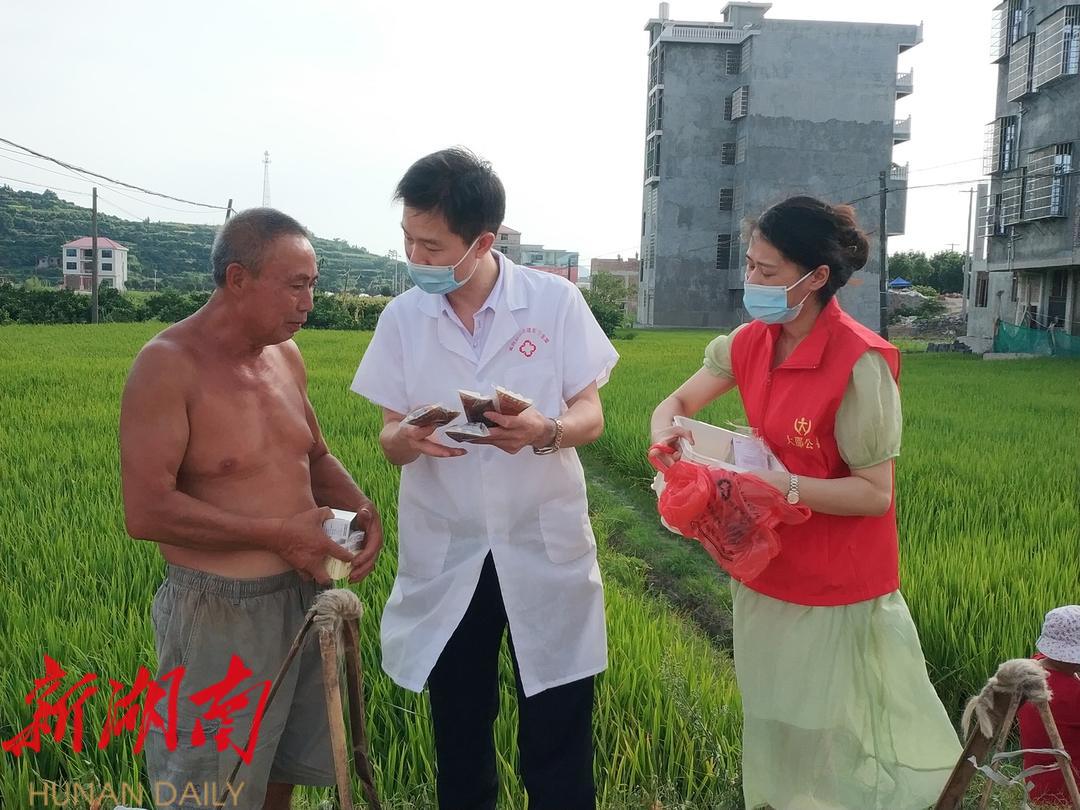 新宁公益人深入田间地头免费送上防暑药品_邵阳头条网